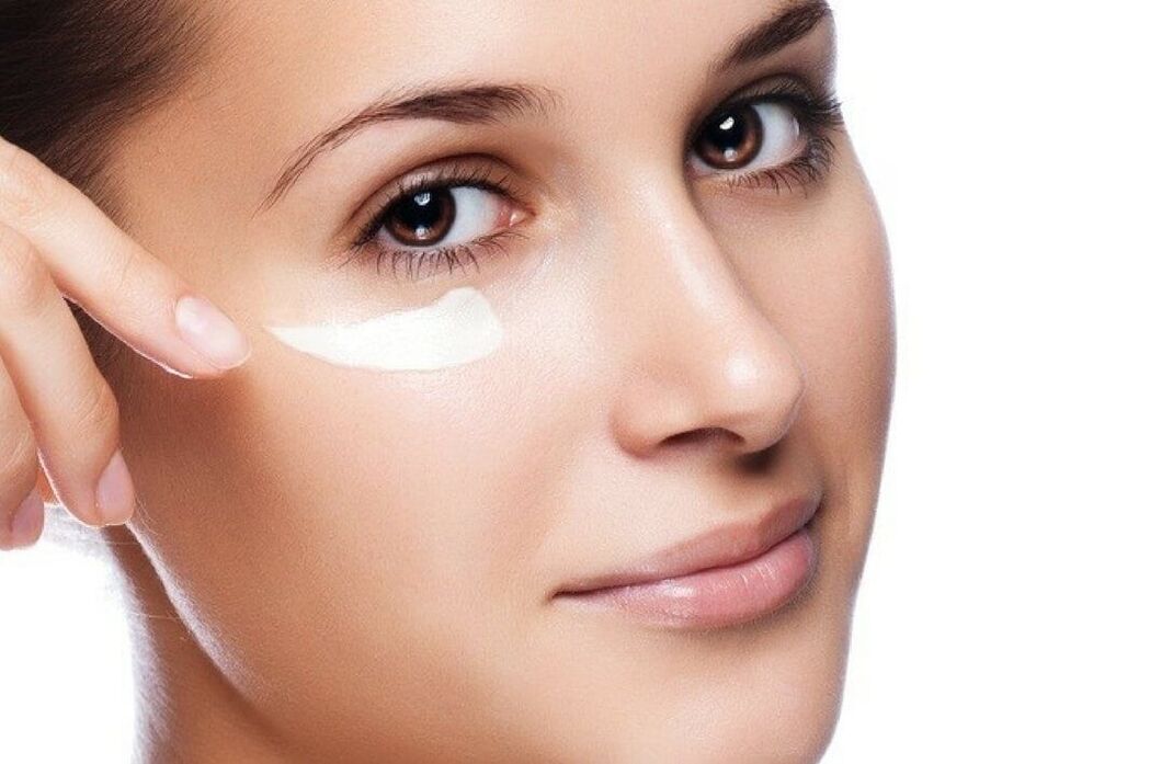 Kā atjaunot ādu ap acīm